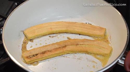 Freír lonjas de plátano en un poco de mantequilla.